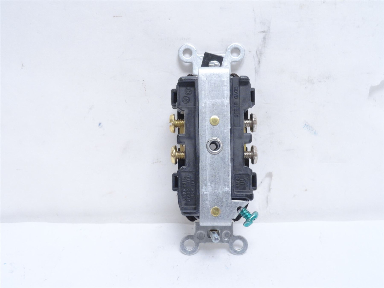 Leviton CR20; Lot-5 Duplex Receptacle 20A; 125VAC; 2P; 3-Wire