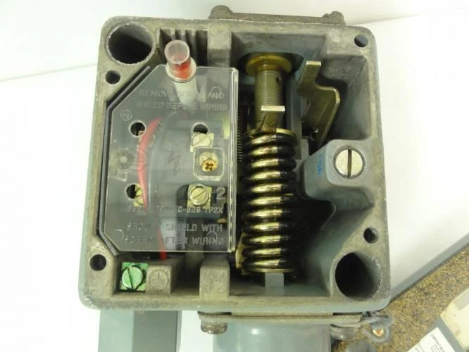 Allen-Bradley 836T-T252JX15; Pressure Control Switch; 24VDC