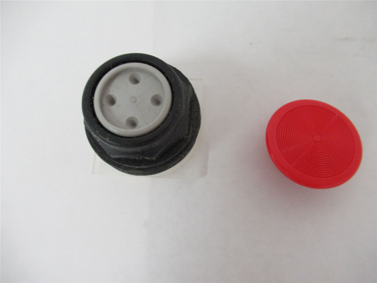 Schneider 9001SKR4R; Switch Momentary 30mm Red