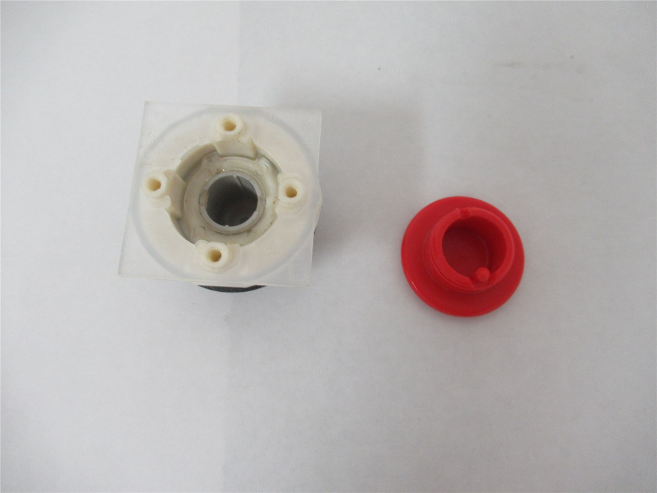 Schneider 9001SKR4R; Switch Momentary 30mm Red