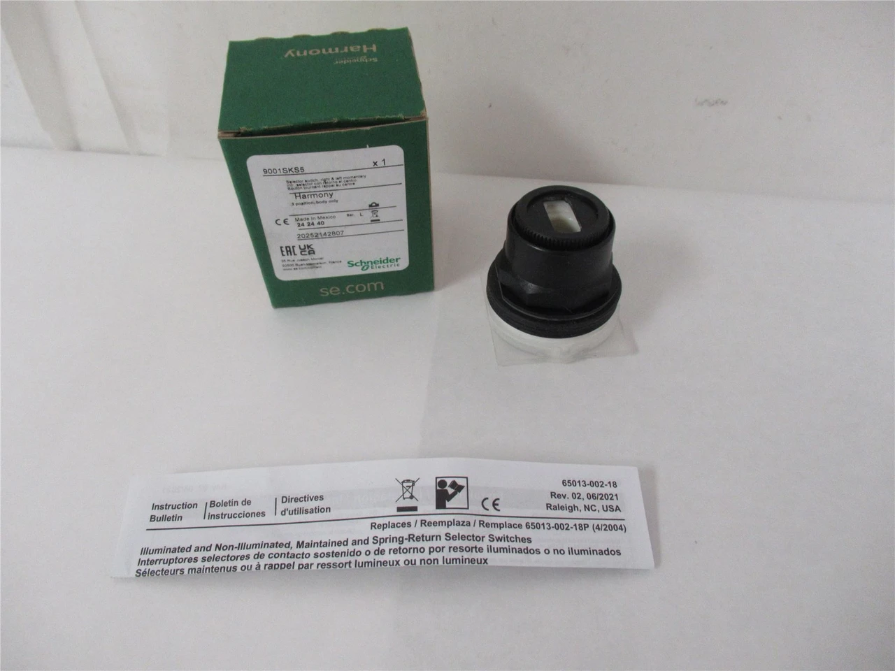 Schneider 9001SKS5; Selector Switch R&L Momentary 30mm