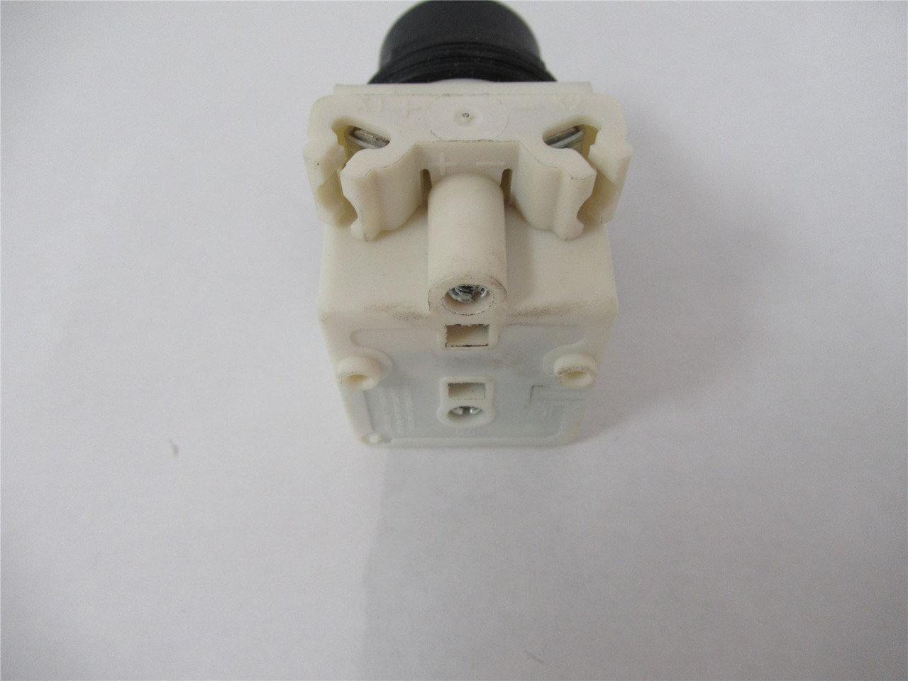 Schneider 9001SK1L1; Illuminated Momentary Operator; No Lens
