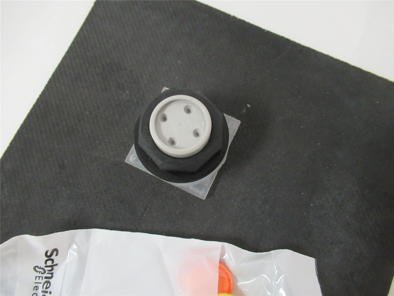 Schneider 9001SKR3U; Pushbutton NonIlluminated Momentary 30mm