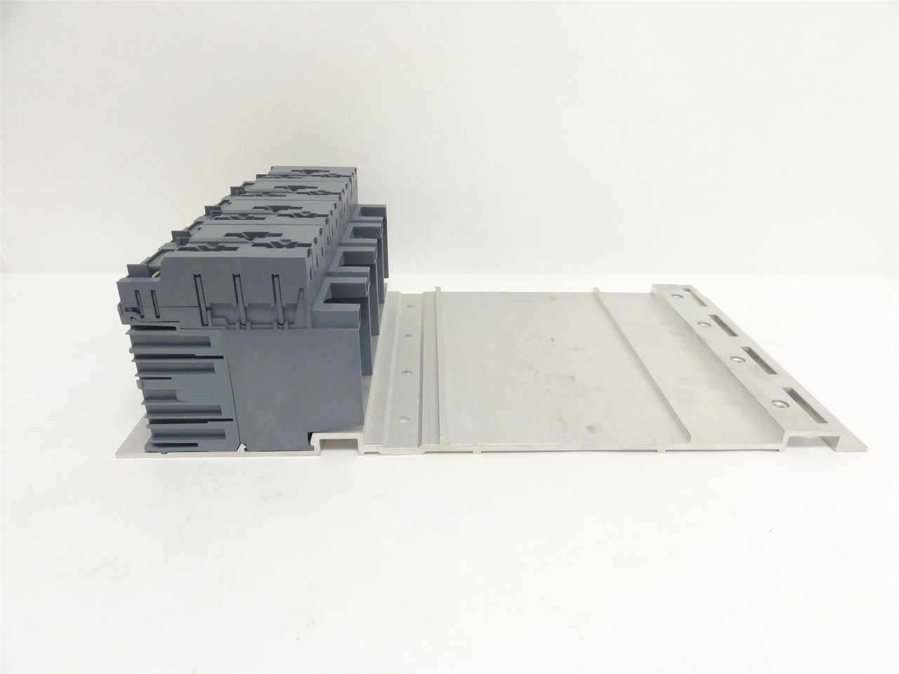 B+R 8B0M0040HW00.000-1; Mounting plate W/Integrated Backplane