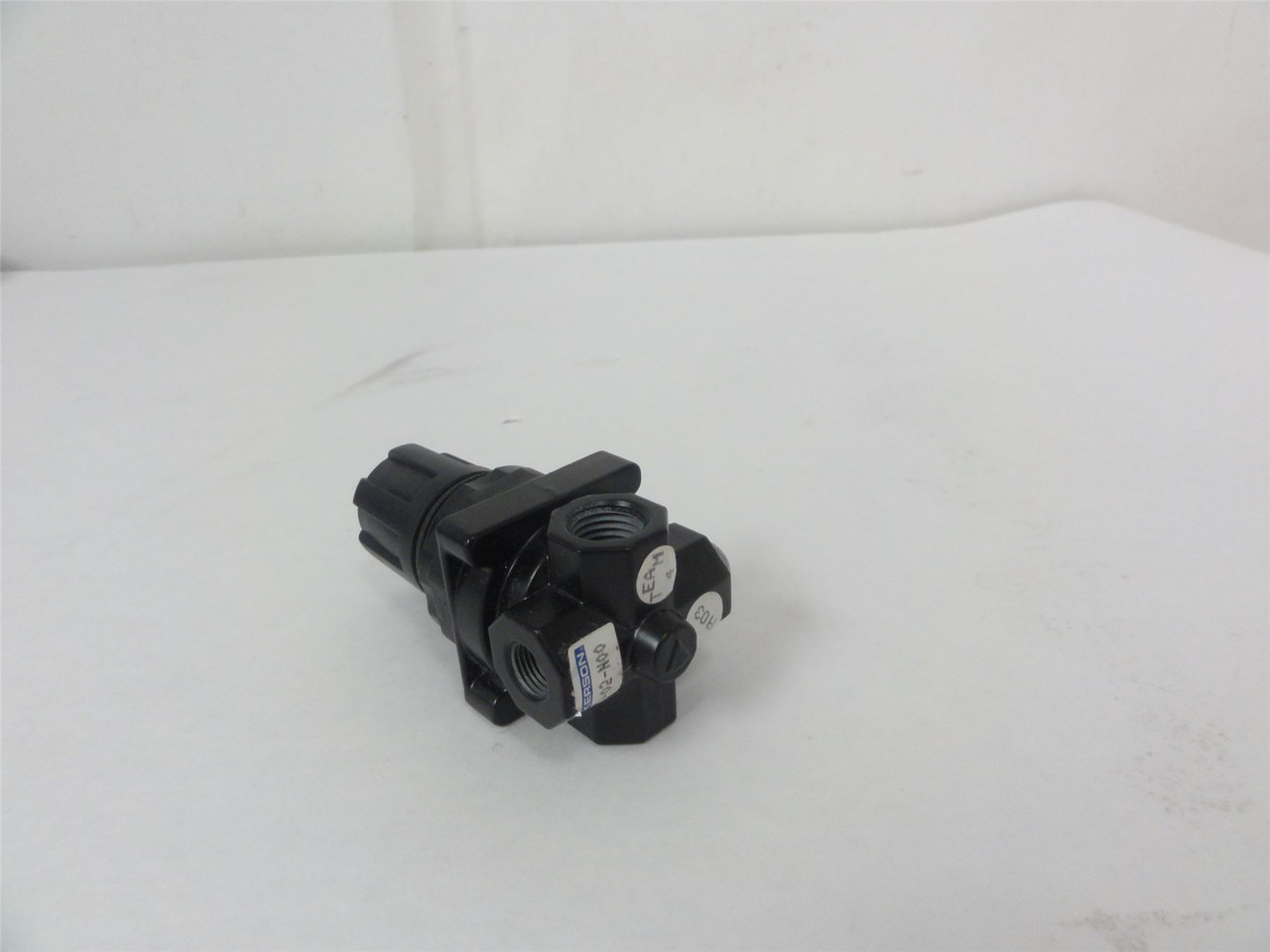 Wilkerson R00-02-N00; Air Regulator; 1/4 x 1/8NPT; 300PSI
