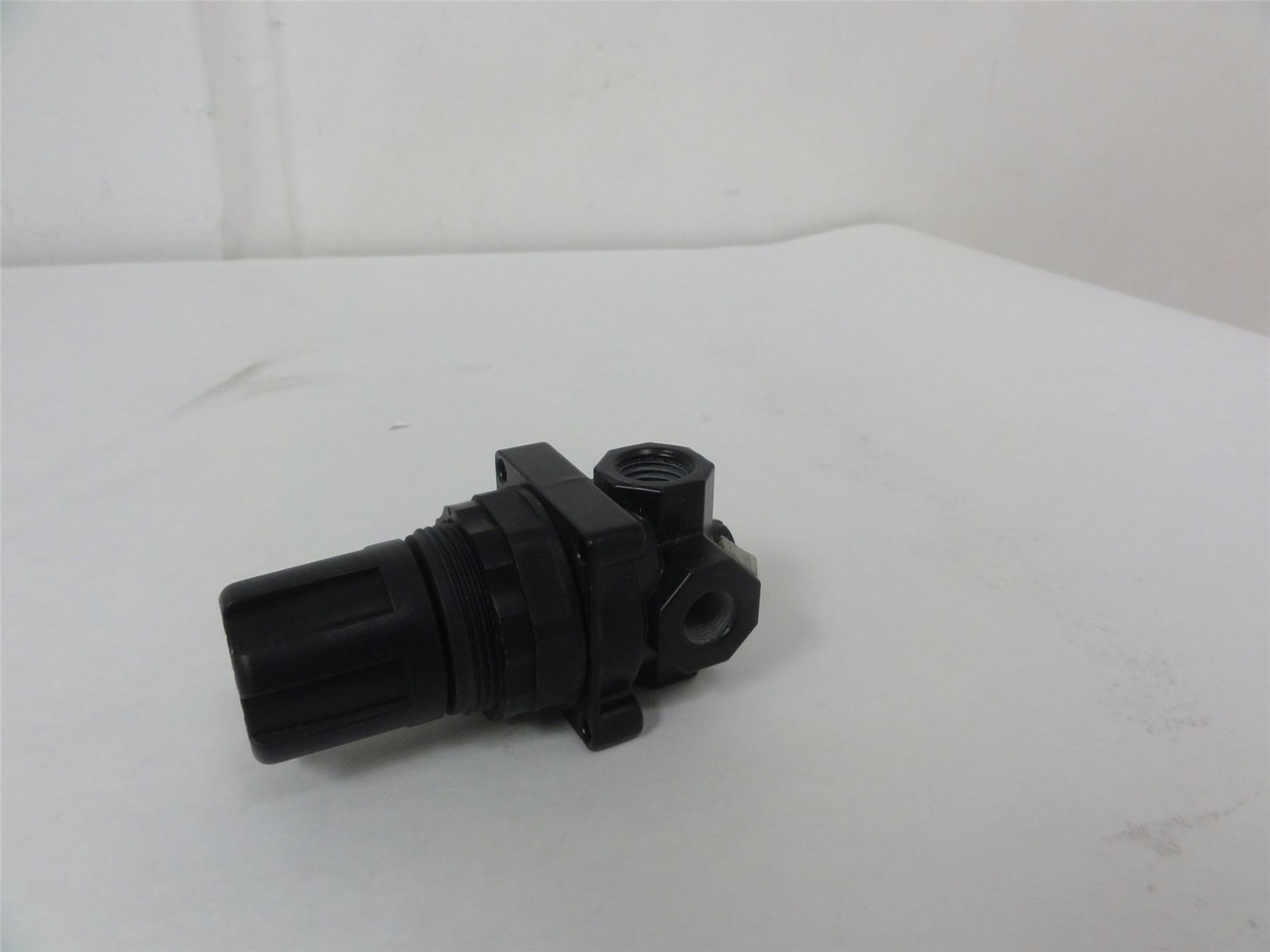 Wilkerson R00-02-N00; Air Regulator; 1/4 x 1/8NPT; 300PSI