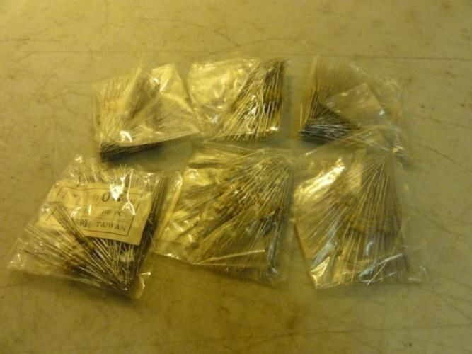 MFG- MDL-Unkn80973; LOT-600; Resistors; 560K Ohms; 1/4W