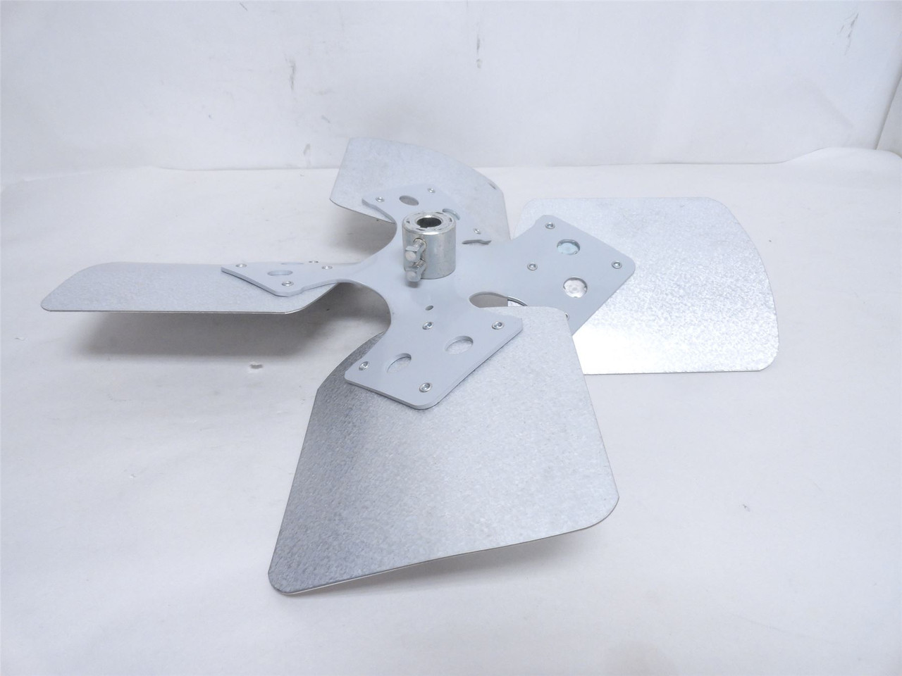Lau-Parts 61173201; Clockwise Fan Blade; 18"OD; 5/8"ID