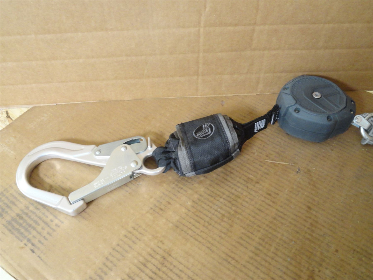 MSA VSOHW-032-QH-A; Self Retracting Lanyard; 2-Legs; 10' Line