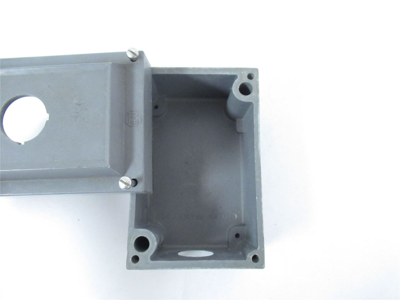 Allen-Bradley 800R-1HZ4R; PushbuttonEnclosureMissingScrew
