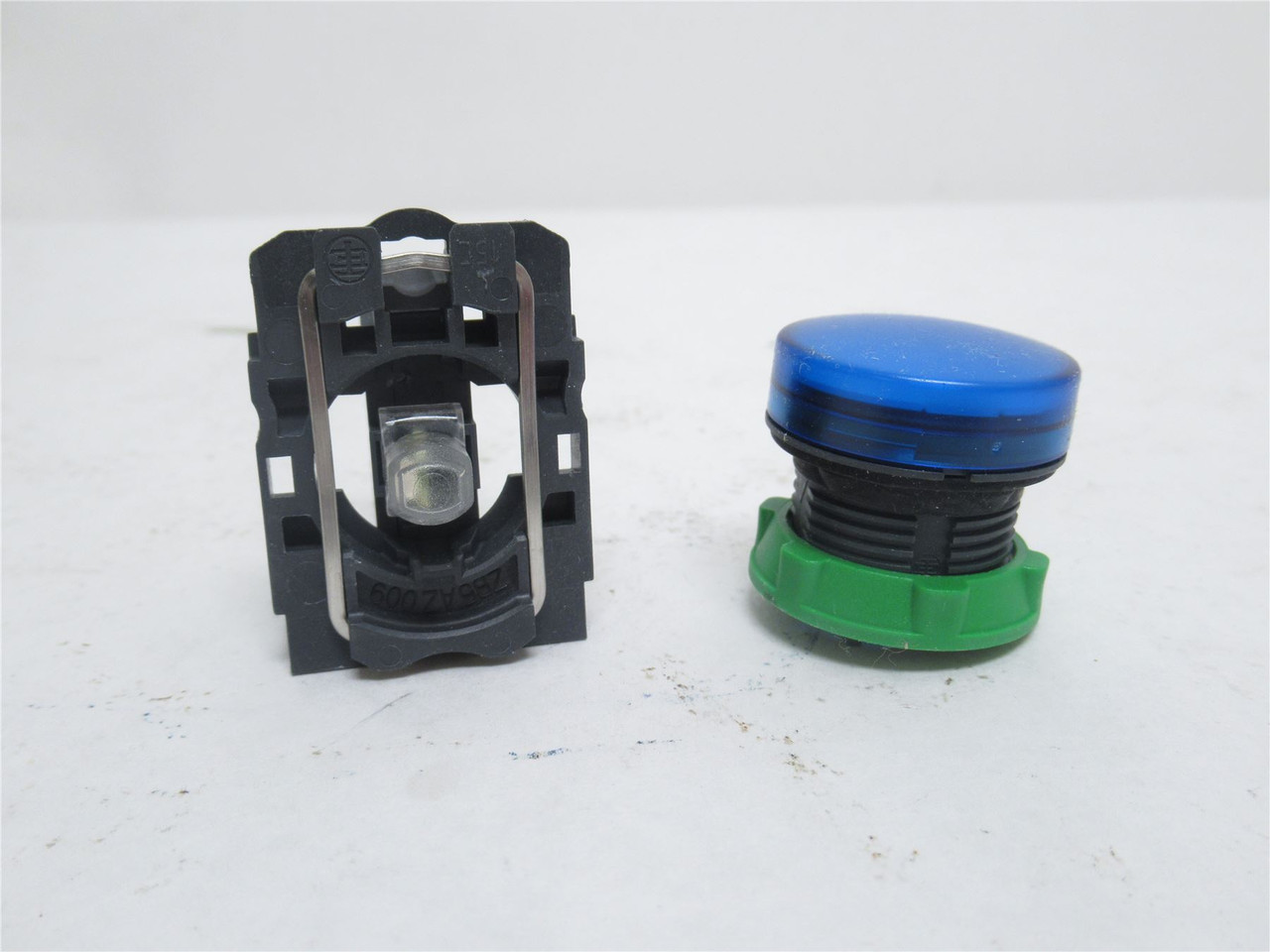 Schneider XB5AVB6; Harmony Pilot Light; Blue; 10A; 600V