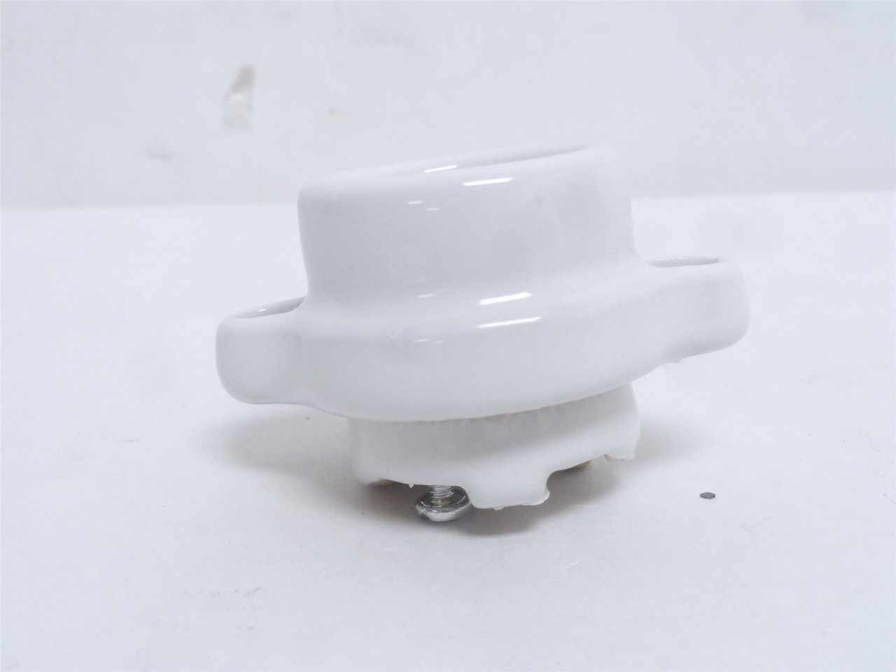 Leviton 061-9878; White Glazed Porcelain Lamp Base; 660W 600V