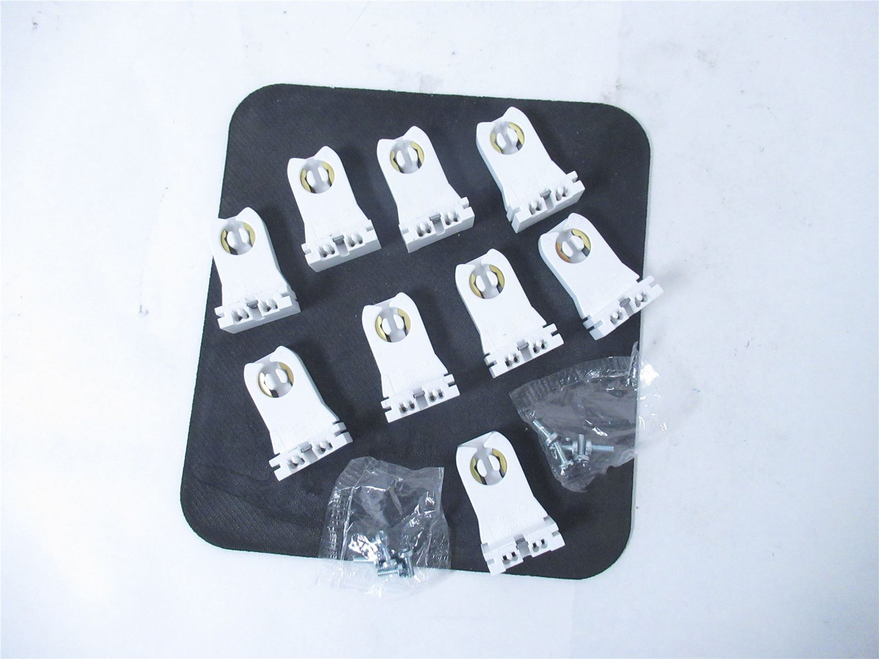 Leviton 2B10Y0; Lot-9 Linear Fluorescent Lampholder 660W-600V