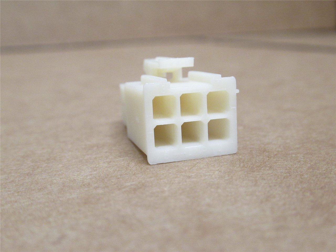 AMP 172168-1; Lot-20 Rectangular Connector 6-Pos; 2-Row; 600V