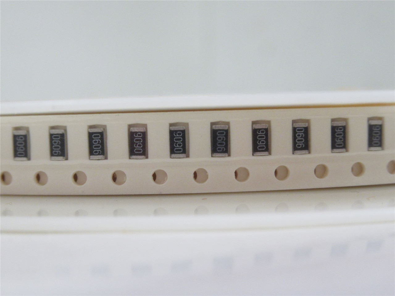 Vishay CRCW1206909RFKEA; Lot-4500 Chip Resistor; 909ohm