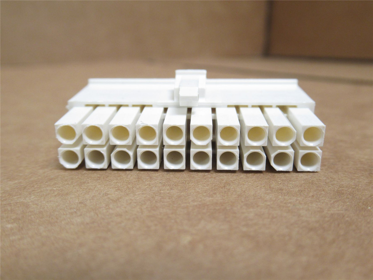 AMP 770585-1; Lot-10 Socket Connector; 20Pos; 2-Row; 600V