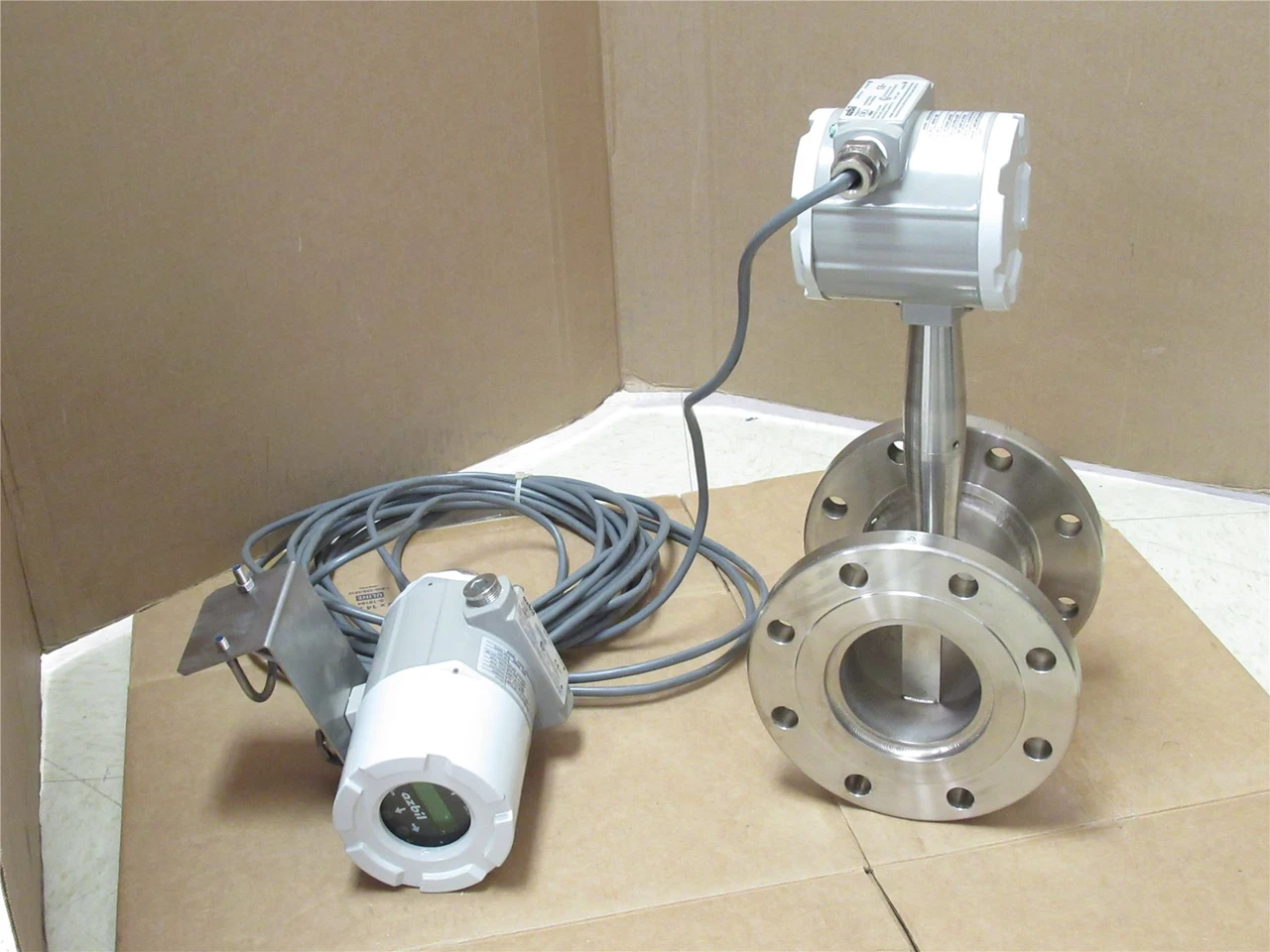 Azbil AX2200-100SFA-R4D1ASX-XX; Vortex Flow Meter; 12-36VDC