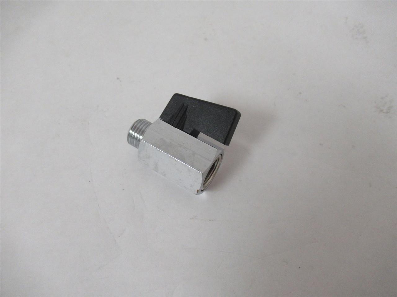 Poly Clip 72979; Valve Ball 1/2 NPT Male X 1/2 HPSC Female