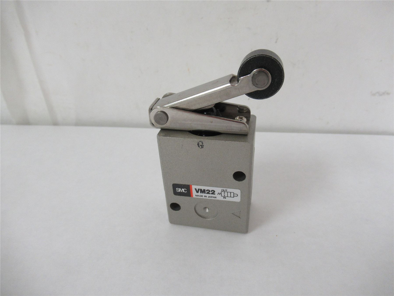 SMC VM220-02-01SA; PneumaticMechanicalValve w/Roller1/4" Port