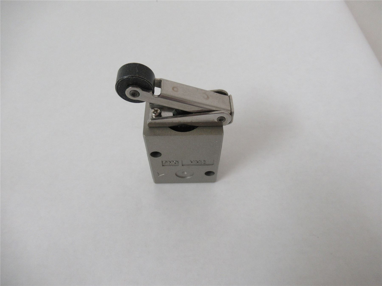SMC VM220-02-01SA; PneumaticMechanicalValve w/Roller1/4" Port