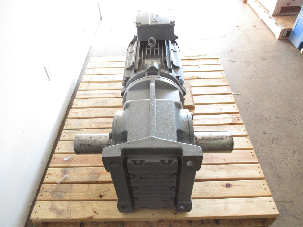 SEW 01.1925915601.0001X14; Gear Motor; 480VAC 118A 37:1 Ratio