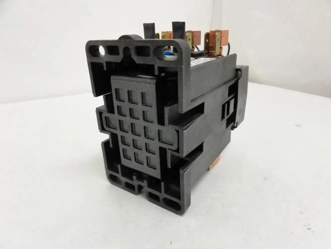 Crydom 3RHP1250D5; Contactor 40A 3P 120VAC Coil: 5VDC