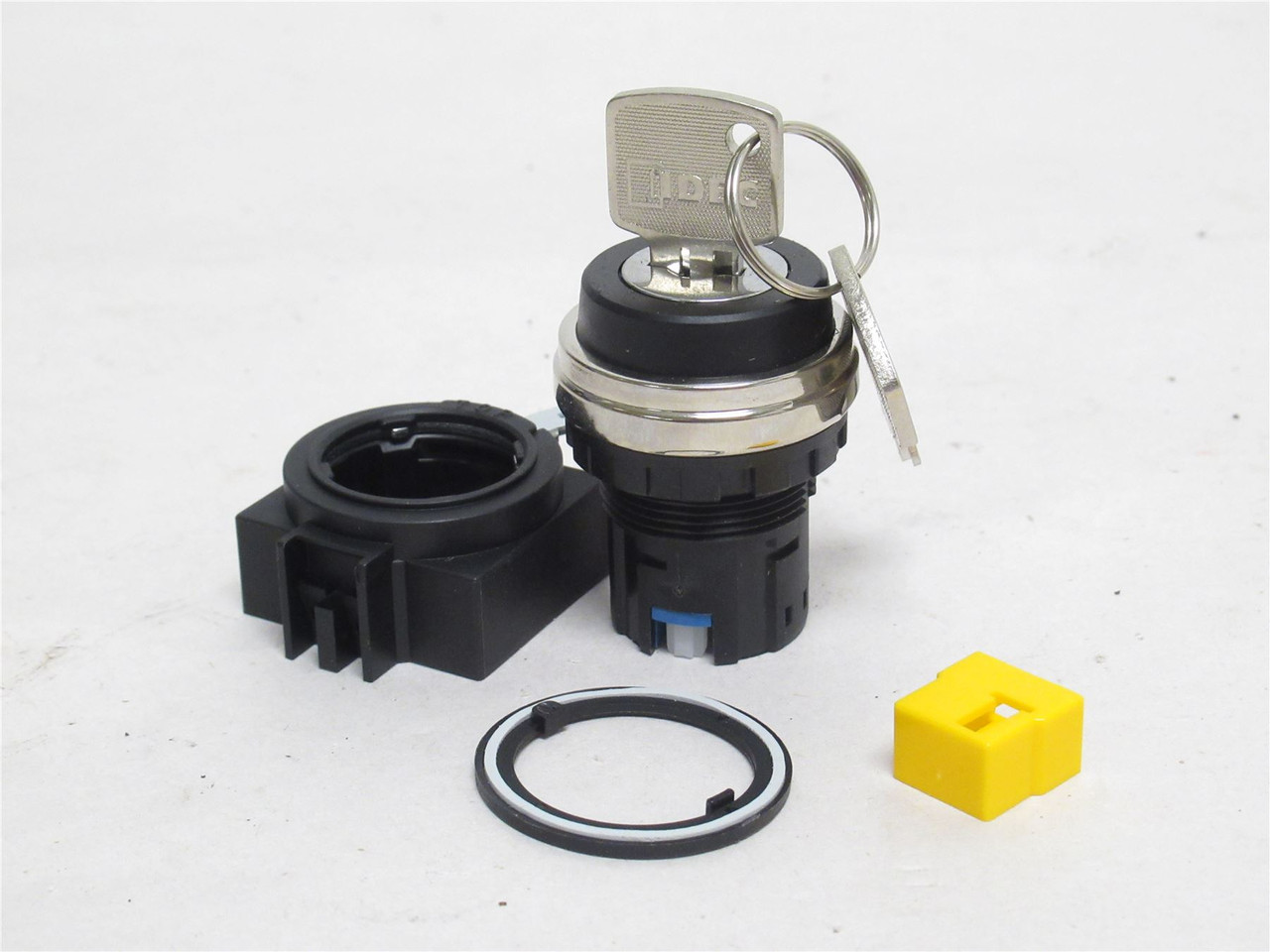 Idec HW4S-2T; Selector Switch Operator 2P; 22.5mm; Maintained