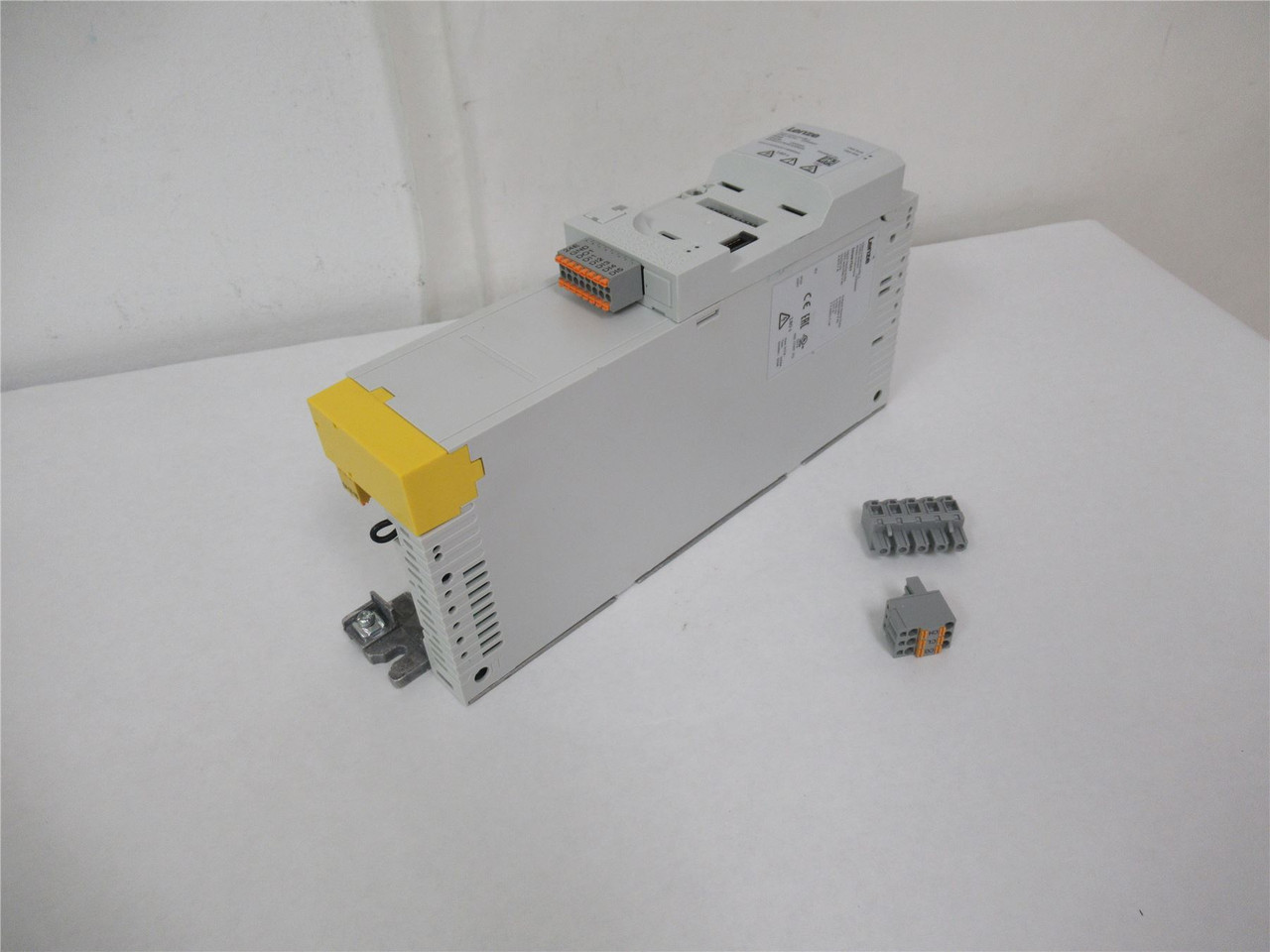 Lenze I55AE211F1A0100025; AC Drive 1-1/2HP 400–480VAC
