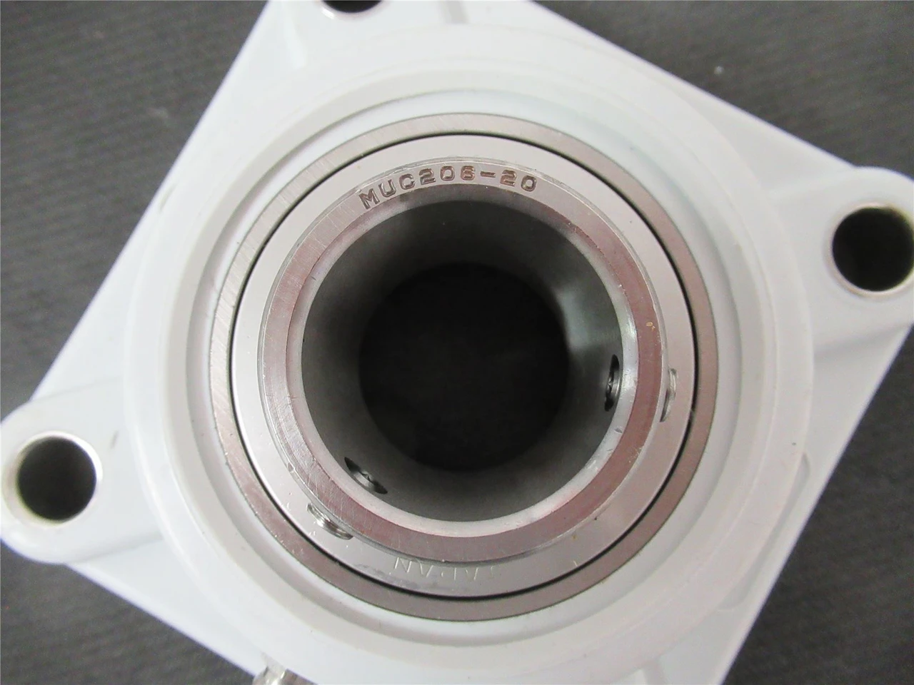 AMI MUCFPL206-20W; Flange Mount 1.25" ID 4 Bold Thermoplastic