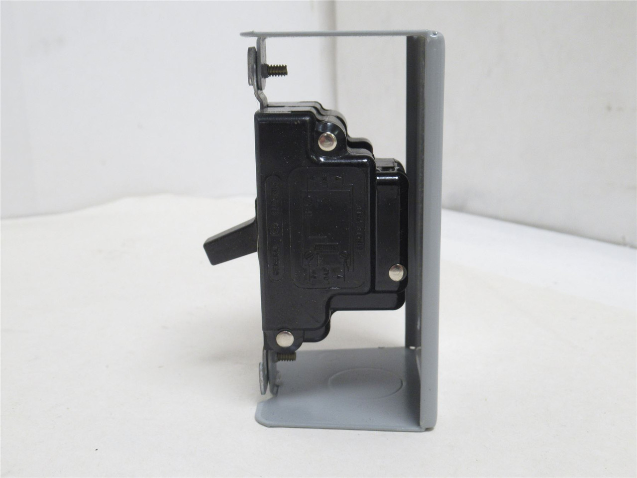 GE CR101Y11; Manual Motor Starter 16A; 1P; 120/240VAC; 1HP