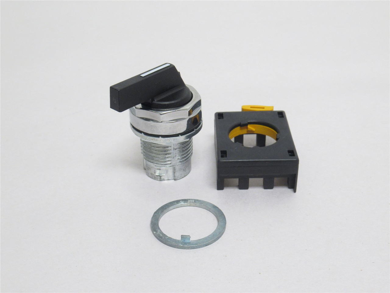 Eaton EM22V561; Lever Selector Switch; 2-Pos; Maintained