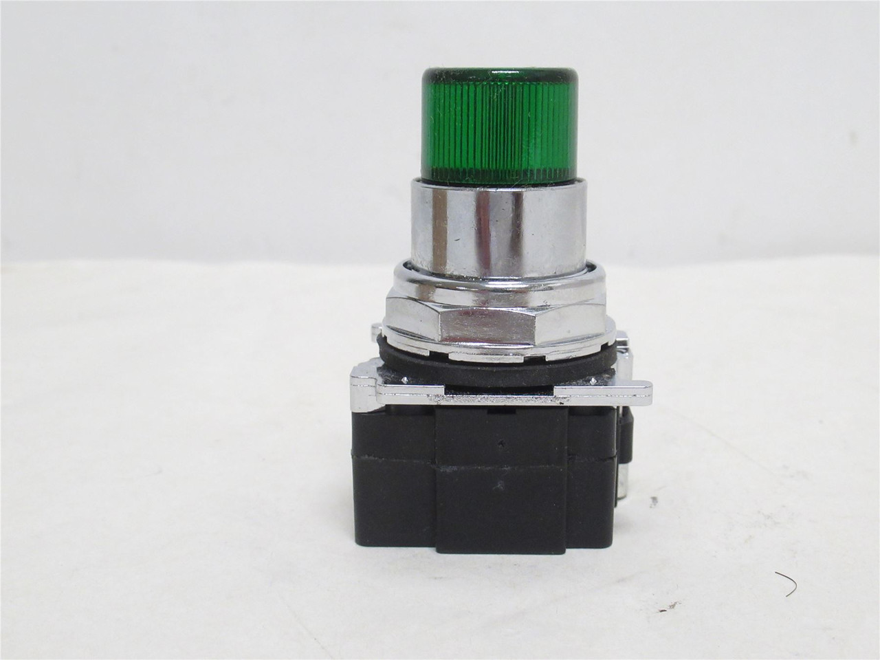 Eaton 10250T411C22; Heavy-Duty Push-Button; Green; 120VAC