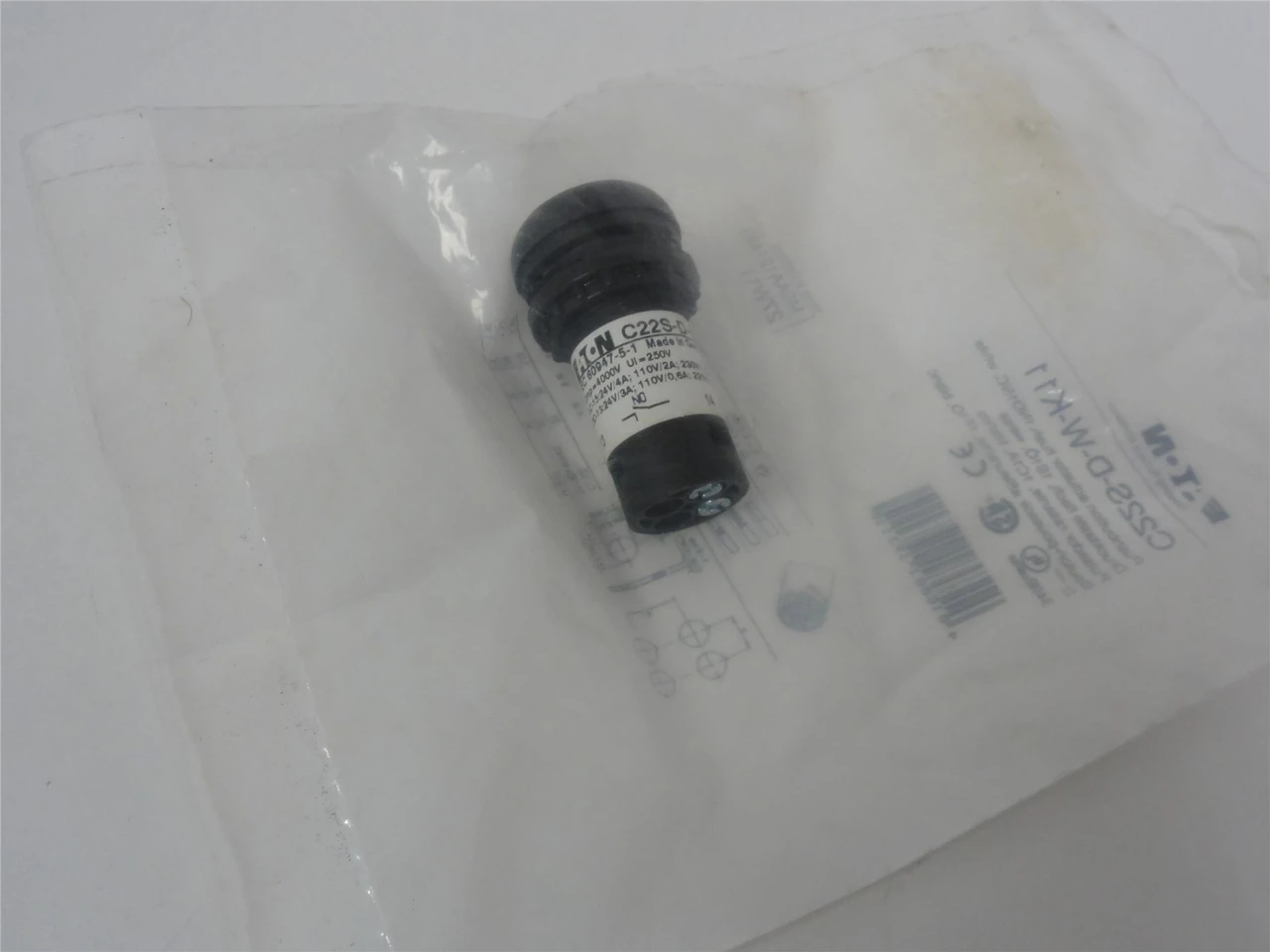 Eaton C22S-D-W-K11; Pushbutton- 22 mm