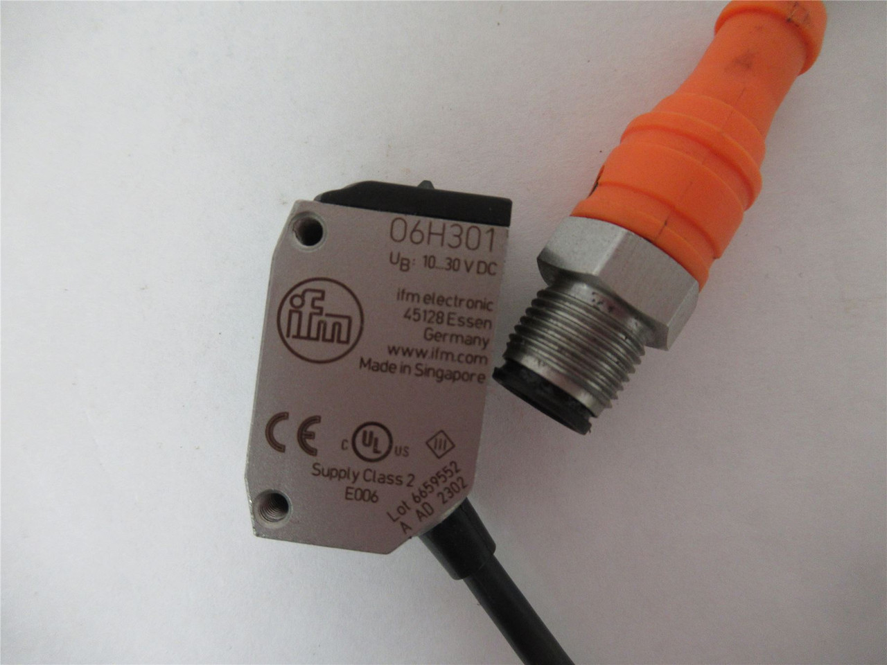 IFM O6H301;  Sensor PE  Diffuse 2-200mm Range10-30VDC  PNP  0.3m