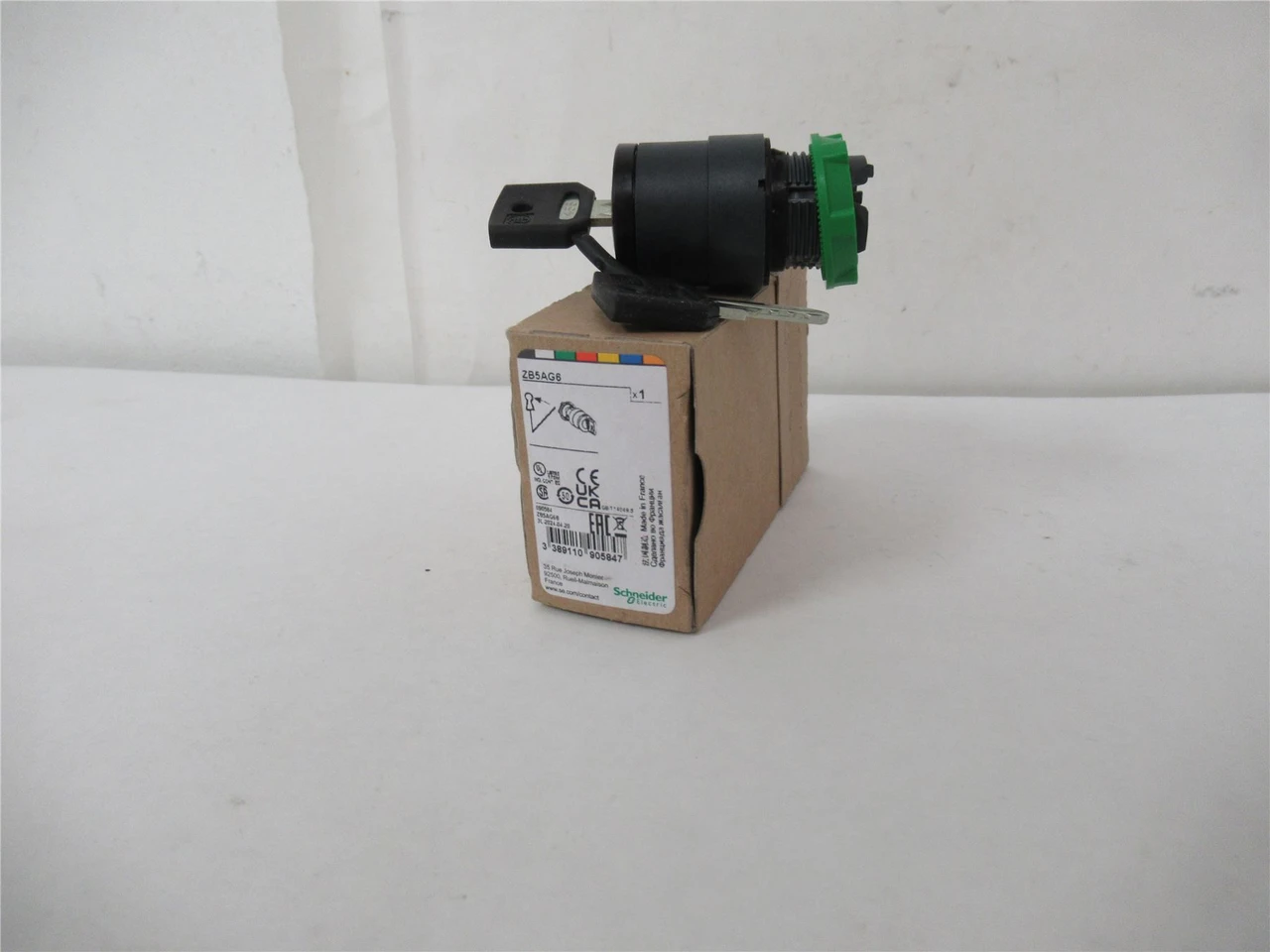Schneider ZB5AG6; Selector Switch w/Keys  22mm 2 Position
