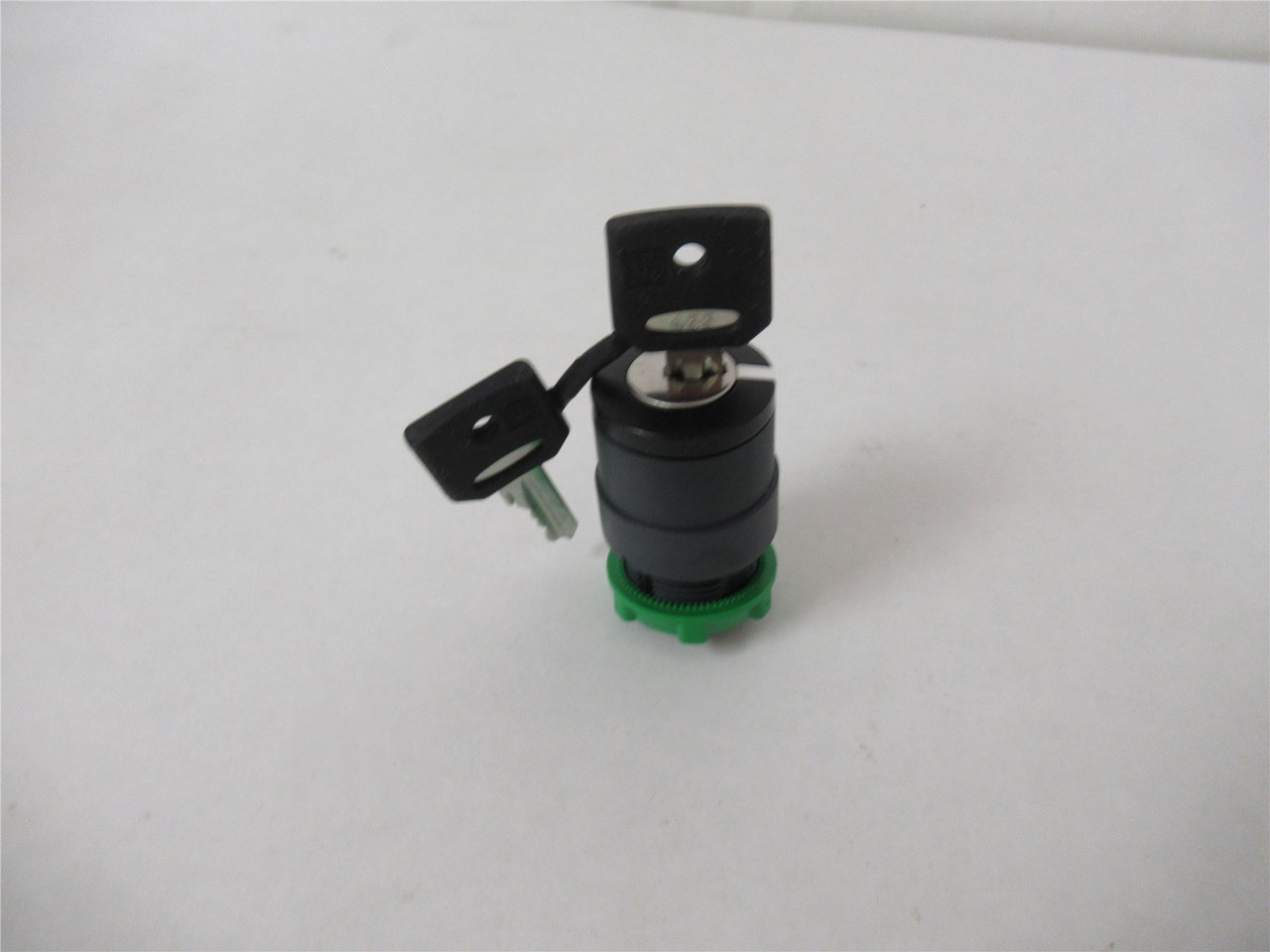 Schneider ZB5AG6; Selector Switch w/Keys  22mm 2 Position