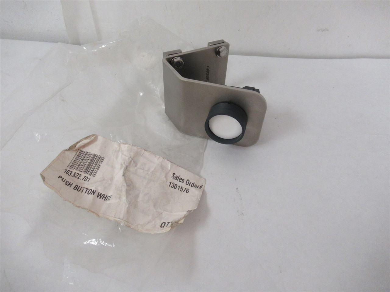 Robert Reiser 163.822.701; Pushbutton White Switch