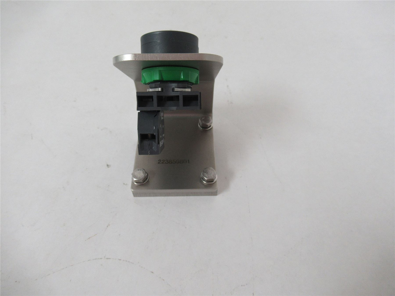 Robert Reiser 163.822.701; Pushbutton White Switch