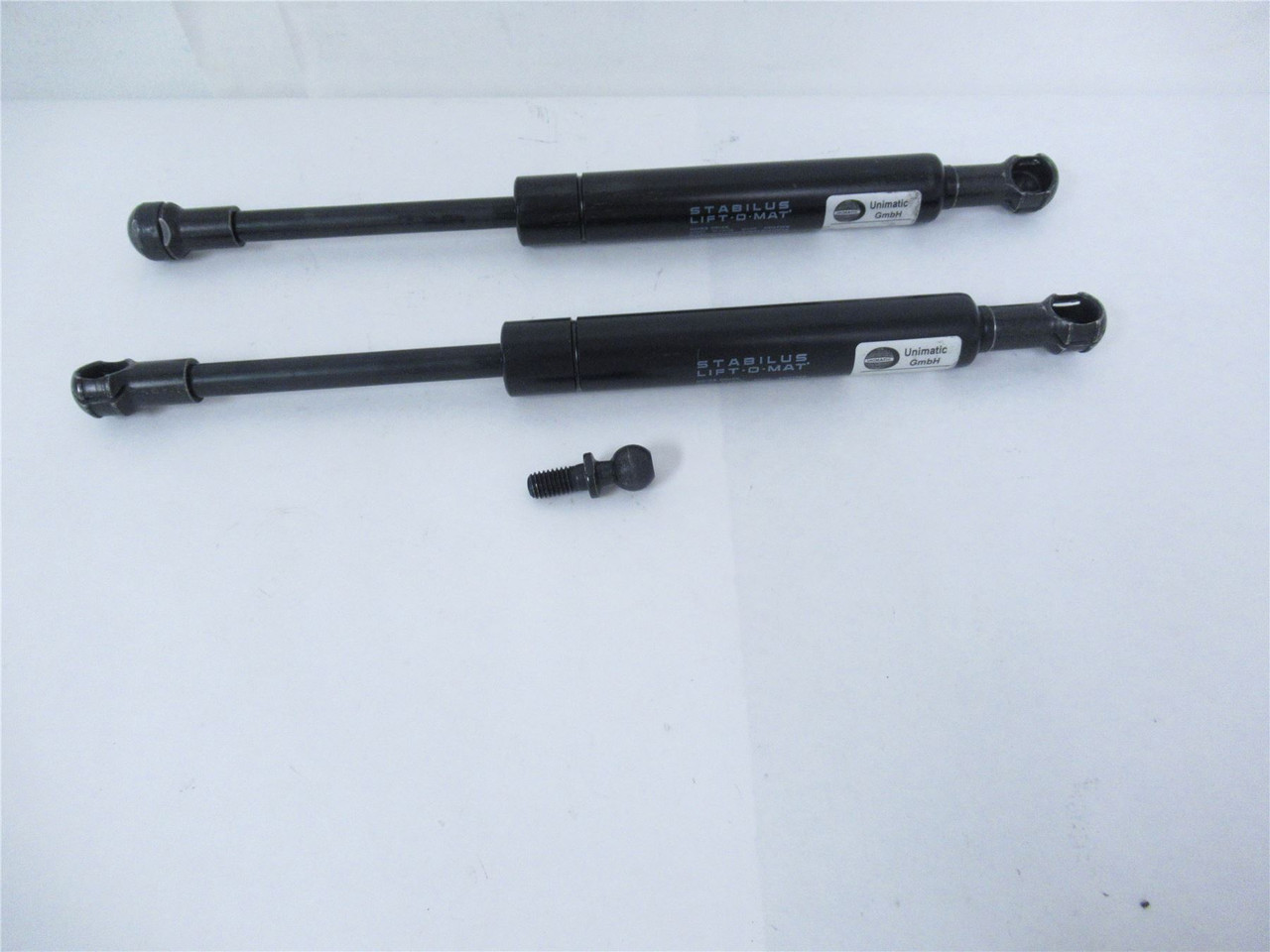 Unimatic 90722007; Lot-2 Gas Spring Missing mount bolts