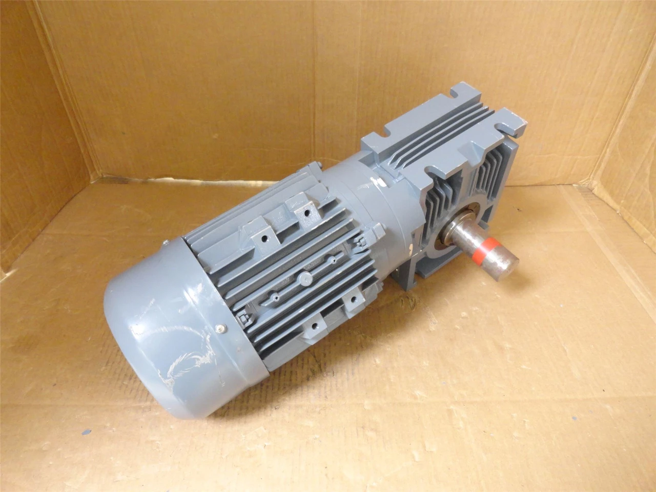 Bege QAB UNICE40; AC Gearmotor; 16:1 Ratio; 265/460V; 1.8kW