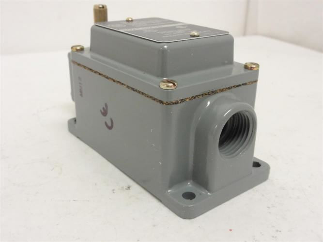 Allen-Bradley 802T-R2TD; Time Delay Limit Switch 3A 120VAC