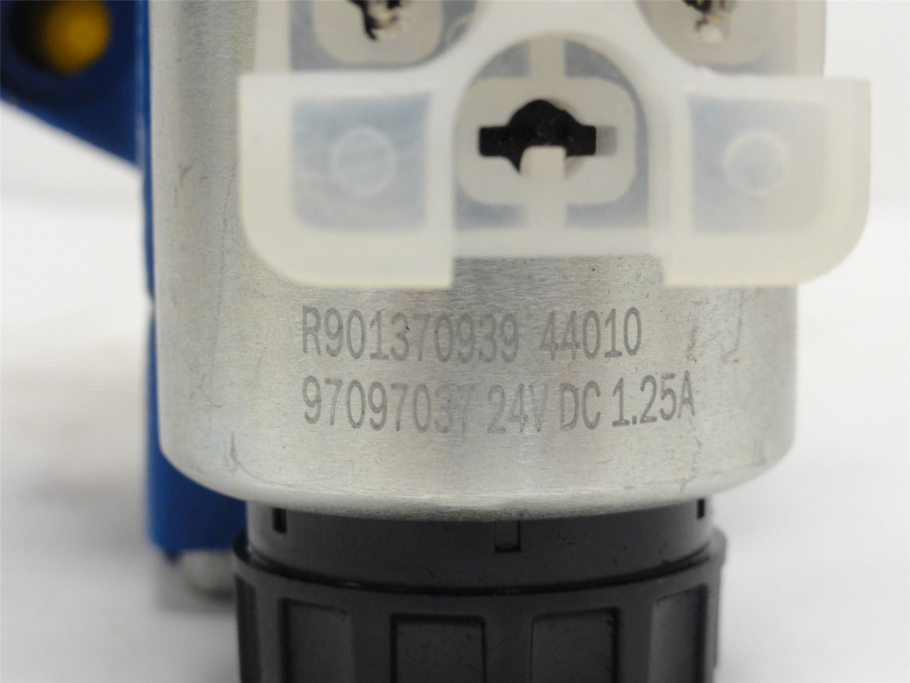 Rexroth R978023368; Directional Spool Valve; 24VDC