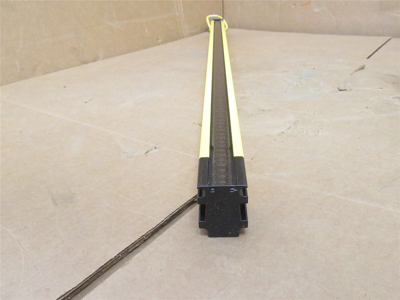 Banner SLLR40-910-S; Light Curtain Receiver 40mm Range