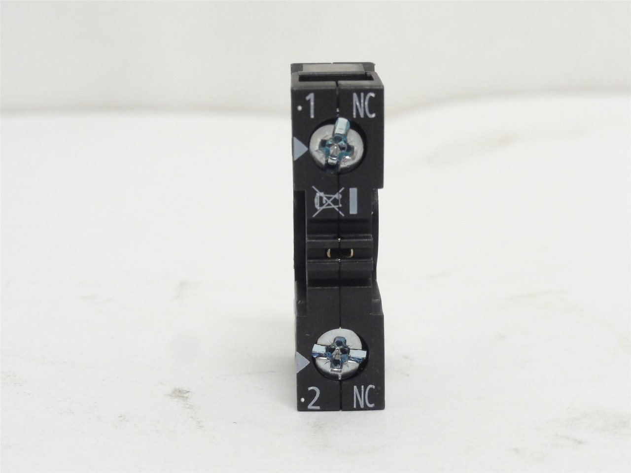 Siemens 3SB3400-0C; Contact Block; 10A; 300VAC/DC; 1-NC