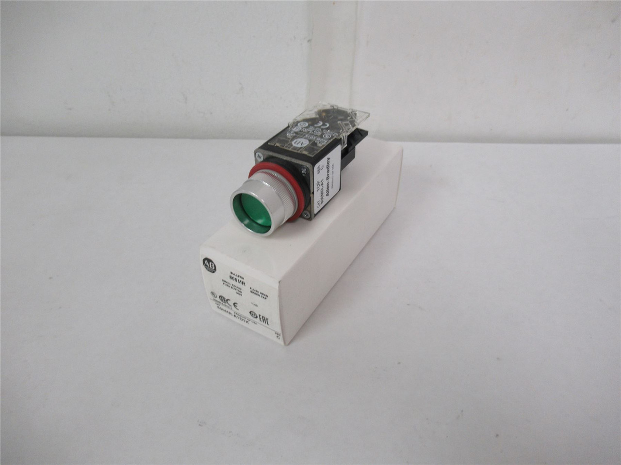 Allen-Bradley 800MR-A1D1K; Pushbutton 22.5mm Green 300VAC