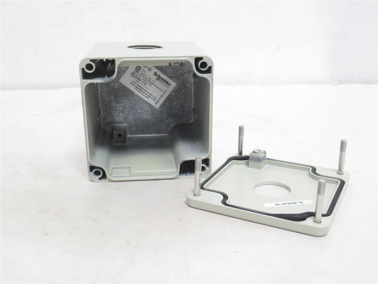 Schneider XAPG19501; Die Cast Empty Control Station 22mm Hole