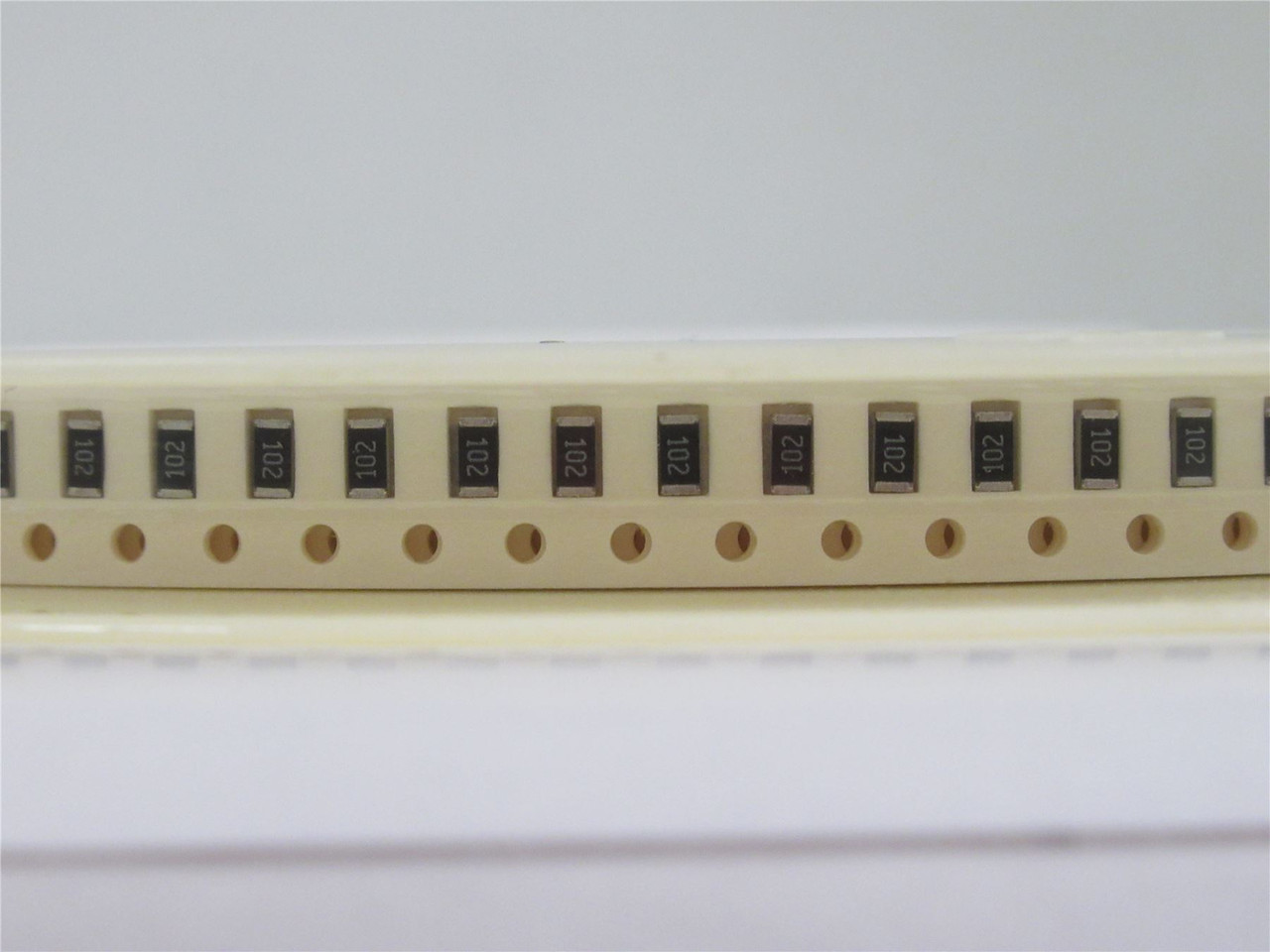 Vishay CRCW1206102JRT1; Lot-4700 Fixed Resistor; 0.25W; 1kOhm