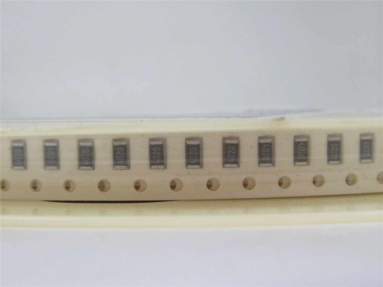 Vishay CRCW12064020FRT1; Lot-5000 Chip Resistor; +-1%