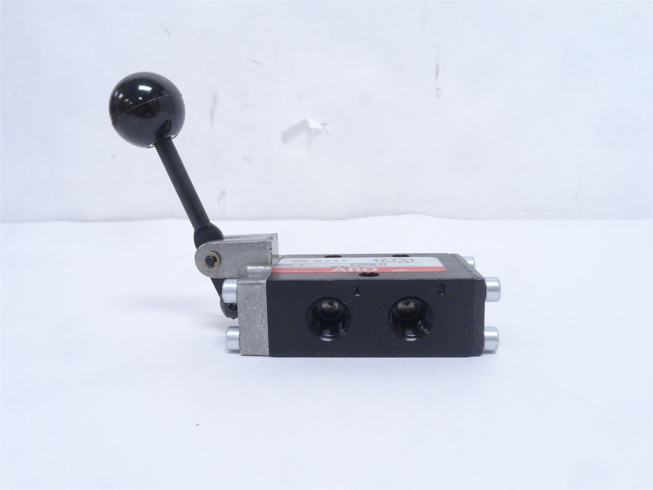 ARO E252LM; Manual Air Control Valve; 1/4NPT Ports; 3-Way