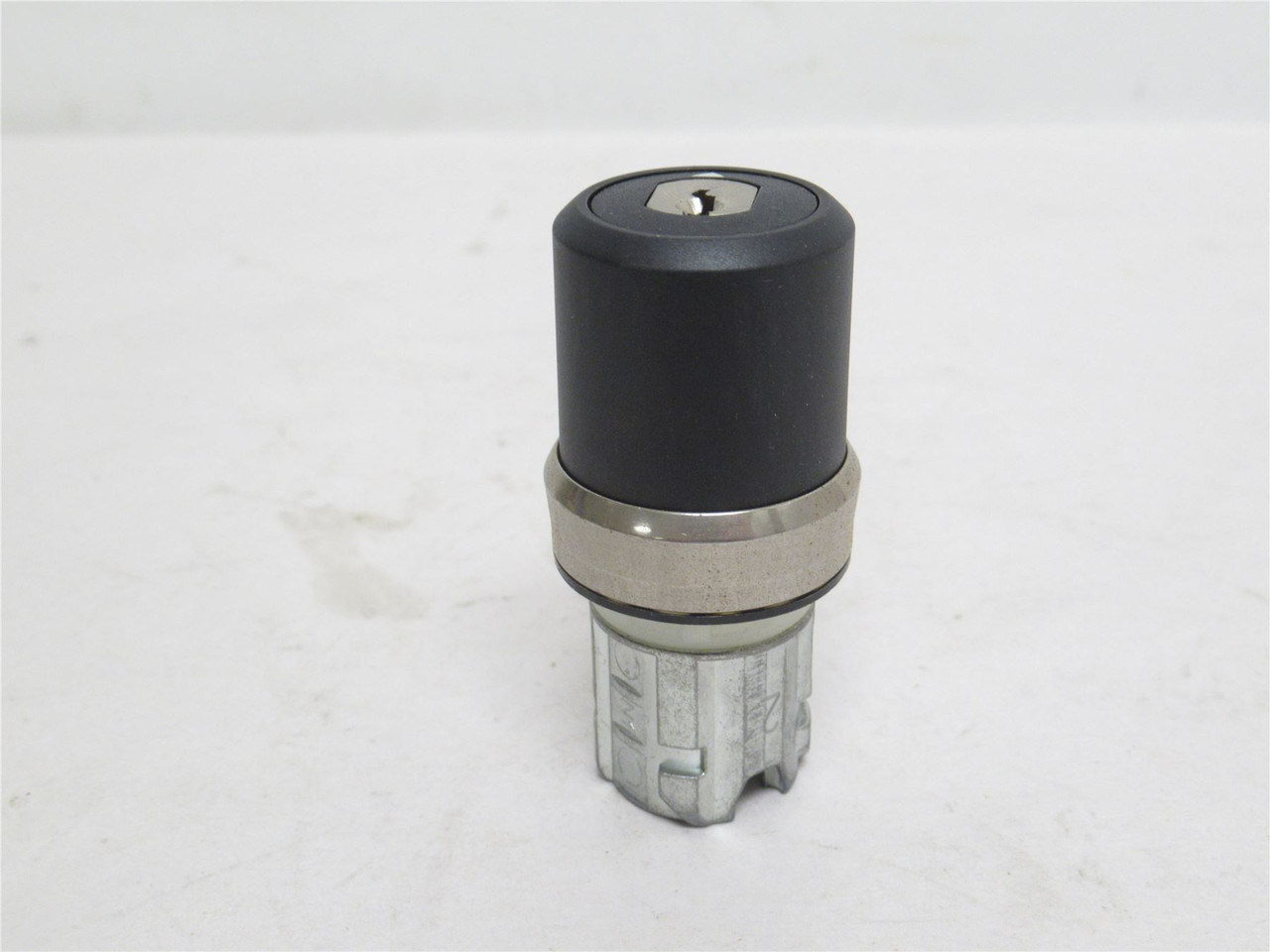 Siemens 3SU1050-5BF01-0AA0; Mounted Key Switch; 2-Pos; 22.5mm